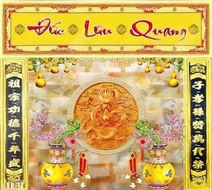 Tranh bàn thờ thư pháp rồng và bình hoa trên nền giả ngọc