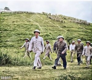 Tranh màu HỒ CHÍ MINH và đại tướng VÕ NGUYÊN GIÁP cùng bộ đội