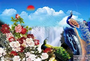 Tranh chim công và thác nước phong thủy