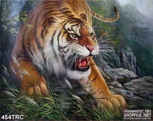 Tranh in canvas hổ uy săn mồi trong rừng sâu