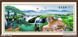 Tranh in uv hổ mẹ nằm trên đỉnh núi