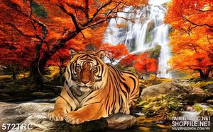 Tranh hổ in uv chú tể rừng xanh bên thác nước