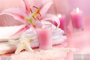 Tranh hoa lily hồng và nến in trang trí