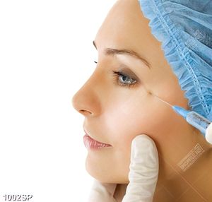 Tranh cô gái tiêm filler làm đẹp trong spa