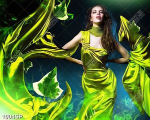 Tranh người mẫu tạo dáng nghệ thuật với chiếc váy xanh treo spa