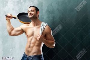 Tranh anh chàng với thân hình nam tính đứng bên tường treo spa