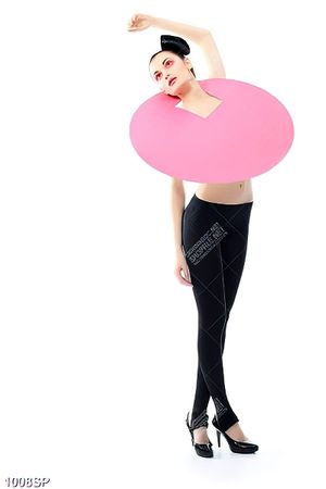 Tranh spa cô gái tạo dáng nghệ thuật
