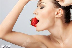 Tranh cô gái tạo dáng nghệ thuật cắn dâu đỏ treo tường spa