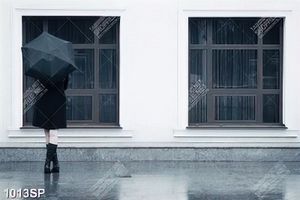 Tranh cô gái mặc váy đen đội giù đứng trước cửa kính treo spa
