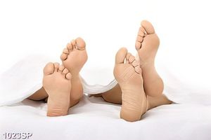 Tranh hai đôi chân trần treo tường spa