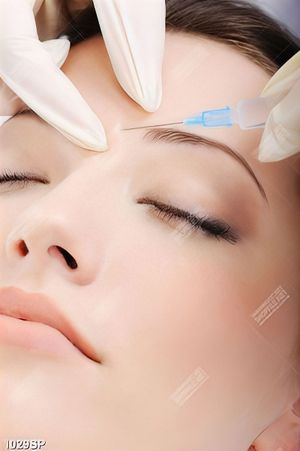 Tranh spa cô gái tiêm filler làm đẹp