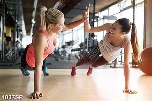 Tranh hai cô gái tập gym