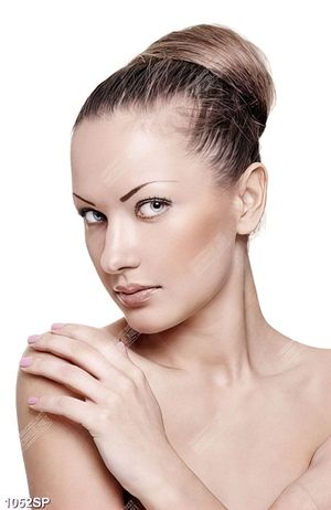 Tranh cô gái xinh đẹp vai trần treo tường spa
