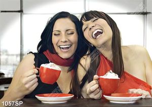 Tranh hai cô gái vui vẻ uống café