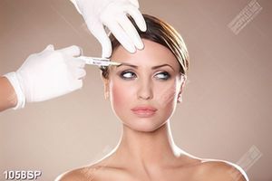Tranh spa cô gái tiêm filler làm đẹp