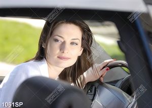 Tranh cô gái xinh đẹp trong xe otô