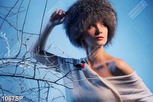 Tranh người mẫu đội mũ lông tạo dáng bên cành cây