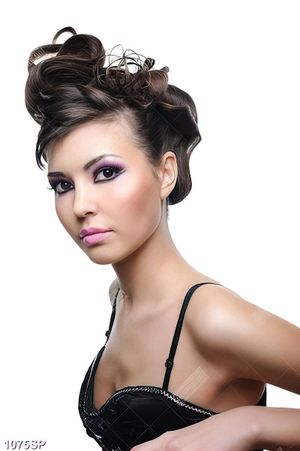 Tranh người mẫu trang điểm và làm tóc ấn tượng