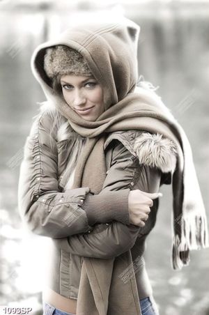 Tranh spa cô gái xinh đẹp trong mùa đông lạnh lẽo