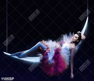 Tranh spa người mẫu mặc váy nằm trên võng