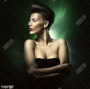 Tranh spa cô gái với mái tóc ngắn cá tính