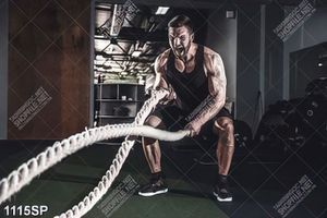 Tranh người đàn ông ghồng mình tập luyện treo spa