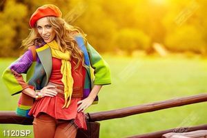 Tranh cô gái trẻ đứng trên cây cầu gỗ