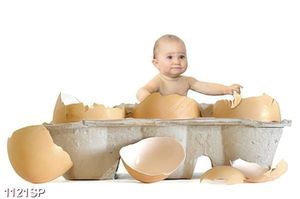 Tranh cậu bé dễ thương ngồi trong vỏ trứng