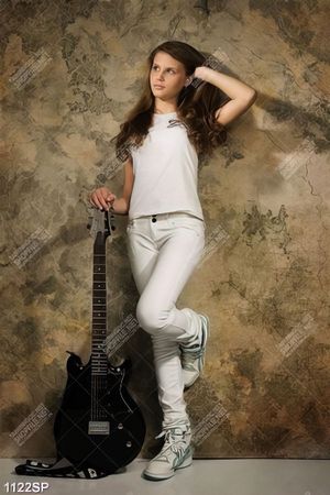 Tranh cô bé dễ thương cầm ghi ta đứng bên tường