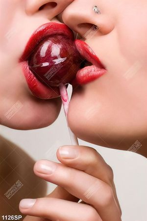 Tranh spa hai đôi môi đỏ ngậm kẹo ngọt ngào