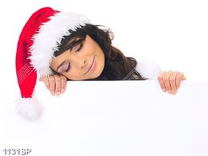 Tranh cô gái nằm mơ màng bên tấm bảng trắng treo spa