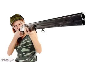 Tranh cô nàng cầm súng ống cá tính treo spa