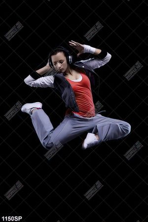 Tranh cô gái trẻ phiêu cùng âm nhạc