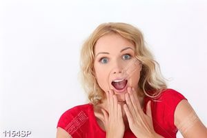 Tranh cô gái trẻ với biểu cảm gương mặt bất ngờ treo spa