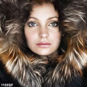 Tranh spa cô gái xinh đẹp trùm mũ lông