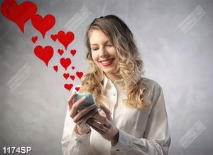 Tranh cô gái tóc vàng nhắn tin cười vui vẻ