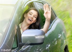Tranh cô gái trẻ ngồi trong xe ô tô vẫy tay chào