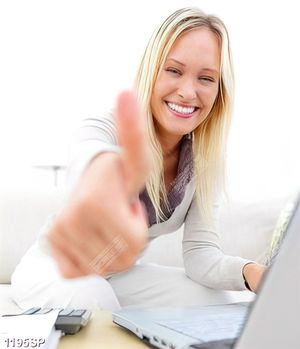 Tranh cô gái vui vẻ làm việc