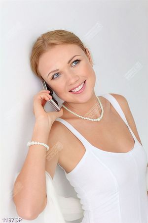 Tranh cô gái dựa tường vui vẻ nghe điện thoại