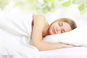 Tranh cô gái xinh đẹp nằm ngủ trên chiếc gối êm ả