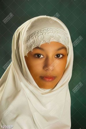 Tranh cô gái Pakistan đội khăn trắng xinh đẹp