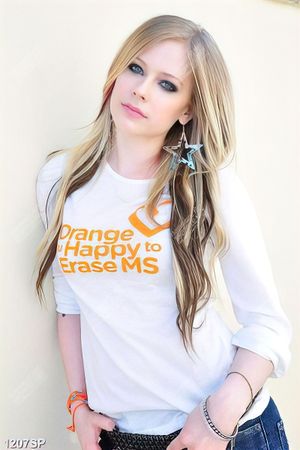 Tranh nữ ca sỹ xinh đẹp Avril Lavigne treo tường spa