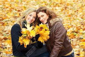 Tranh hai cô gái xinh đẹp ngồi giữa trời thu