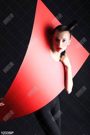 Tranh spa người mẫu tạo dáng nghệ thuật