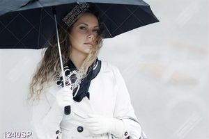 Tranh cô gái đội giù đứng giữa mùa đông lạnh lẹo