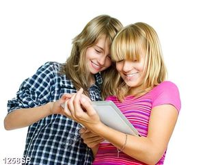 Tranh hai cô gái vui vẻ bàn công việc