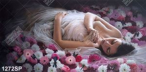 Tranh spa người mẫu bán khỏa thân nằm trên giường đầy hoa