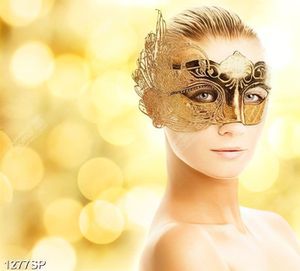 Tranh cô gái đeo mặt nạ trên tường spa