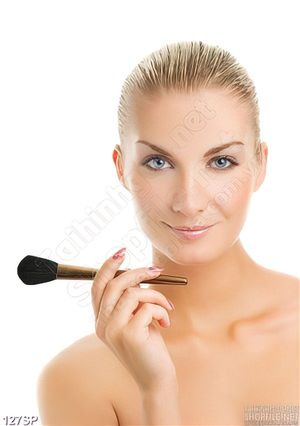 Tranh lụa đẹp spa cô gái trang điểm