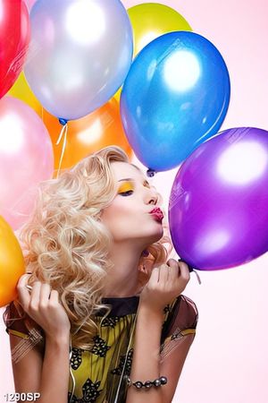 Tranh cô gái trẻ bên những trái bóng sắc màu